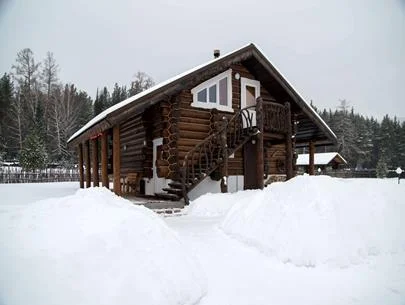 Река у подножия